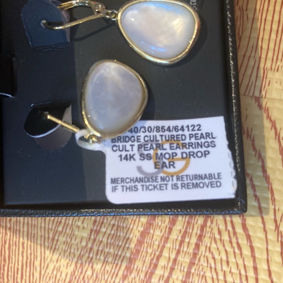 NWT, Macy’s, Mother of Pearl Abstract Earring in 18k Gold Over Sterling Silver - Picture 9 of 9